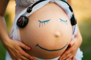 Embarazada poniendo música a su bebé